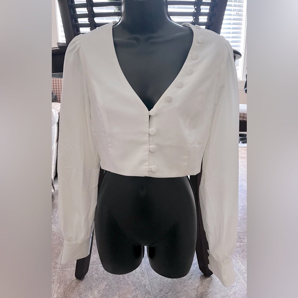FOREVER 21. White Woven Crop Shirt. Size M